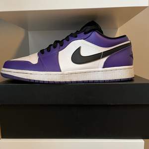 säljer mina jordan 1 court purple low stl 44,5, har haft dom i lite längre än ett halvår och dom är köpta från instagram sidan sold out för 2200kr. De är i bra skick. Buda i kommentarerna, startpris är 1500 kr