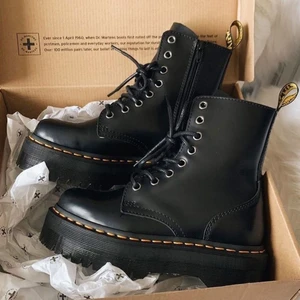 Dr martens - Dr martens boots i modellen jadon, sparsamt använda! Orgpris: 2300kr. Frakt tillkommer på 66kr ☺️