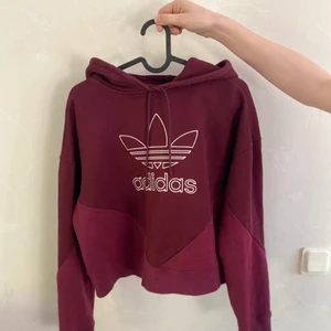 Adidas - Adidas magtjocktröja i vinröd färg. Storlek 36, passar även storlek 38.