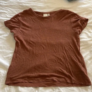 Brons färgad t-shirt från h&m. Storlek M - Brons färgad t-shirt från h&m i storlek M. Väldigt mjukt material. Säljer då färgen inte passar mig. 10kr + frakt.