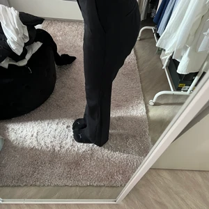 Kostymbyxor  - Populära kostymbyxorna från bikbok. Dom är som nya och har inget tecken på slitning eller något. Frakten ingår, men om man vill ha spårbart kostar det lite extra 