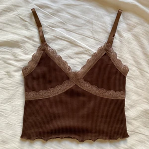 trendig h&m linne i ljusbrun - supersnygg linne från h&m i storlek xs (passar 34-36). fin färg som passar bra till varje outfit. säljer den bara för att jag har för många linnen. 💗