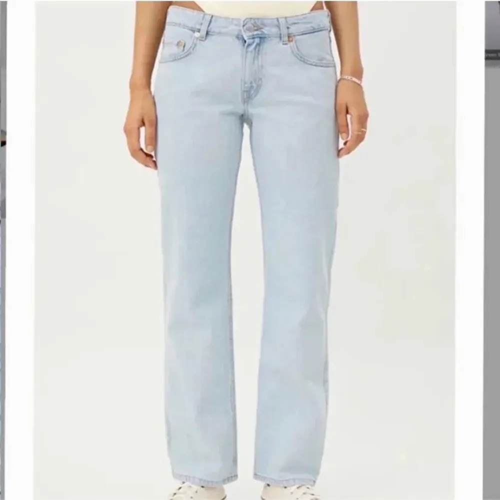 Säljer dessa lågmidjade jeans från weekday i 27/30💗 Buda från 200 + frakt, köp direkt för 250 eller mer + frakt💗 . Jeans & Byxor.