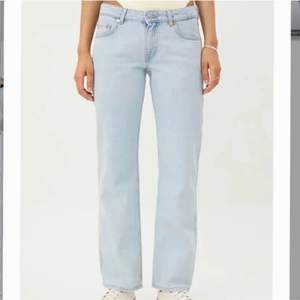 Säljer dessa lågmidjade jeans från weekday i 27/30💗 Buda från 200 + frakt, köp direkt för 250 eller mer + frakt💗 