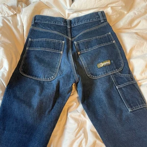 Jeans med fickor - As balla jeans!! Säljer för att de inte kommer till användning, skriv för fler bilder eller frågor💞 vet inte exakta storleken men de sitter oversized på mig som är storlek S ungefär🥰de är raka och långa i benen! 