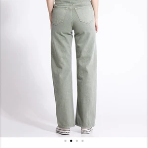 Gröna Jeans💚 - Säljer mina gröna jeans då de är lite för korta i benen på mig, jag är 171 cm🥰 Har användt dem endast ett fåtal ggr så de är som nyskick🙌🏼 Köparen står för frakten☺️💖