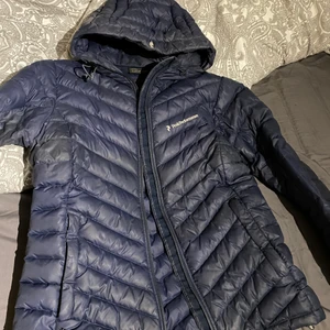 Peak performance jacka - En mörkblå peak performance down frosted dunjacka i storlek M. Finns ett litet jack på ena armen (se bild 2) men det är så litet så det störs ej. Bra skick, använd flitigt. ❗️200kr & köpare står för frakten.❗️behöver få bort den ur garderoben därav priset.