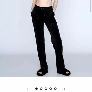 Svarta juicy Couture  - Jag har tänkt att sälja eller byta mina svarta juicy. Dem är i storleken  Xs men fungerar som xss . Jag kan byta till ett par ljus rosa i xs kan byta till nästan alla färger men helst ljus rosa. Säljer byxorna för 800 kr.                                         Köparen står för frakten