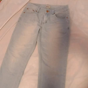 Ljus blå jeans  (skinny jeans) - Dom här jeans är jätte fina och bra . Och har bra material 