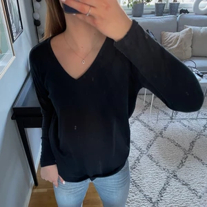 blå långärmad tröja💙 - superfin långärmad tröja i mörkblå färg. Köpt från KAFFE i storlek xs men skulle säga att den sitter som s/m. Endast använd ett fåtalgånger!🥰