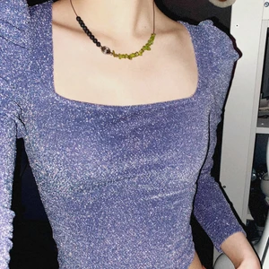 Glittrig lila festtopp - Glittrig festtopp! Lavendellila tajt topp med puffärmar💜 Har haft en gång! Skriv vid frågor!! Jättevackert! Instabaddie så snyggt under lågt ljus! Nypris: 200kr🌂