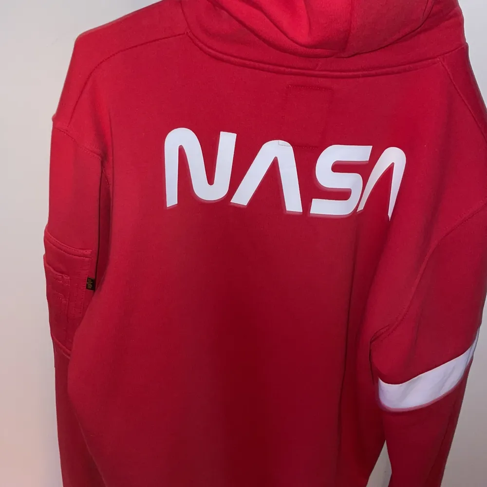🚀 Oanvänd NASA hoodie. Liten dragkedja på vänstra armen.. Hoodies.