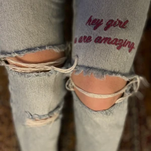 Jeans med text  - Super fina jeans från monki. Köpta för 2 år sedan men inte kommit till användning. Köpte på rea men var lite fel storlek. 