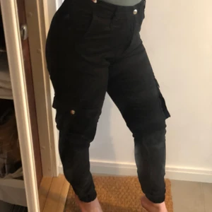 Cargo byxor  - Så smickrande cargobyxor. High waisted och obekväma som få