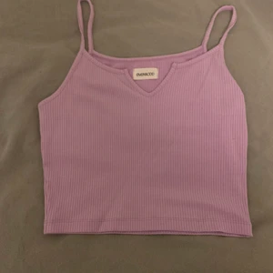 Linne från even&odd - Jättefin sommarlinne i super gullig lila/rosa färg. Fortfarande i bra skick. Storlek står tyvärr inte men skulle säga att den passar dig som har xs. Det är först i kvarn så ingen budgivning, och köparen står för frakten💕💕