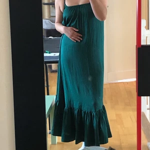 Lång sommarklänning  - Superfin lång sommarklänning! Grön randig (gröna färgen vissas bäst på sista bilden)! Tyvärr för liten för mig upptill annars skulle jag verkligen behållt och använt hela sommaren. 