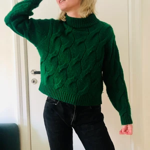 Stickad skogsgrön tröja strl S h&m - Otrolig färg på denna stickade tröja! Från h&m, strl S, passar nog även m.