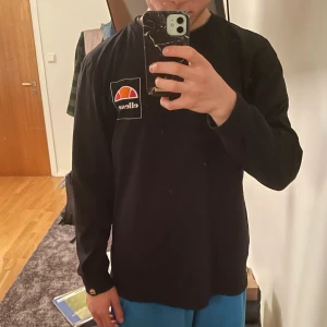 Ellese overshirt - Svart tröja. Mycket bra skick, lite skate vibbar. Storlek L men passar M bra