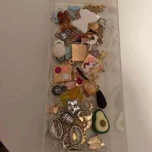 Berlock kitt  - Bra skick man får 60 berlocker