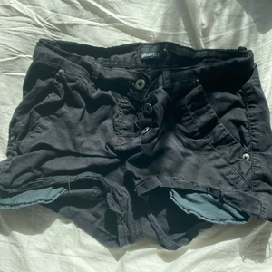 Gina tricot lågmidjade shorts - En svart lågmidjad jeansshorts från gina tricot i storlek 36, bra skick o inte så använd (kanske 2-3 gånger) 