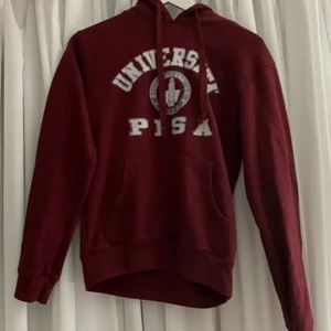 Hoodie - Så snygg vinröd hoodie som tyvärr inte kommer till användning längre. Storlek Xs men skulle säga att den passar storlek S. Frakten ingår ej, skriv vid frågor.💗