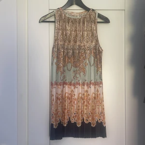 Sommarklänning  - Fantastisk sommarklänning i mönster från H&M. Storlek M. Inköpspris 399. Oanvänd.