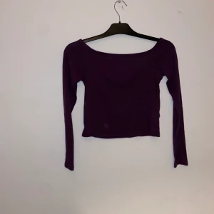 Lila croptop - Mycket fin tröja. Använd ca 2 gånger. Mycket bra skick. Köparen står för frakt.