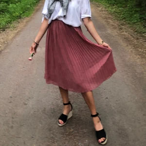 Världens finaste kjol - Säljer nu mitt älskade kjol!! Den är så fin, färgen är typ hallonrosaröd? Bilderna visar bra❤️❤️ verkligen perfekt nu till sommaren💕💘😻 från nakd för jättelänge sen!! Storlek S