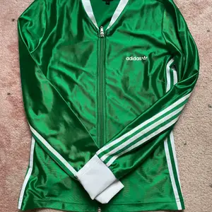 Skitcool Vintage Grön träningsjacka från Adidas Original!                 Stl. M men passar Xs-M.                                                             Pris:200kr