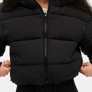 En jätte fin puffer jacka! - Jätte fin puffer jacka som man kan ha på våren och hösten till och med vintern om man vill jätte skön väldigt fin första bilden är inte min den är från modellen andra är min.