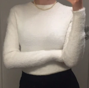 Vit tröja - En vit stickat tröja, den är lite fluffig och mysig💕Har använd den typ en gång, den är i bra skick✨