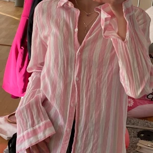 Randig skjorta - Rosa randig skjorta 