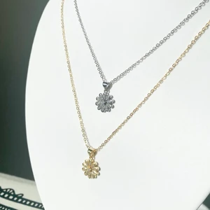 Halsband med blomma - Jättefina trendiga smycken pläterade i 925 sterling silver, går att köpa här på plick eller hos www.tinsel.se! Fler frågor? Hör av dig så svarar jag på det. 🥰 