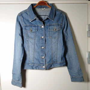 Jeansjacka  - Blå jeansjacka i klassisk modell 🌱