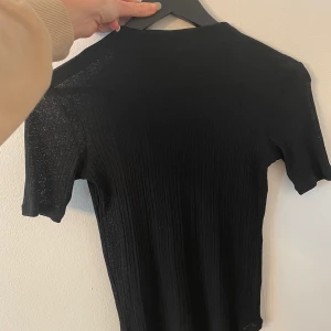 Topp från ginatricot - Svart topp från ginatricot storlek xs. 60kr + frakt