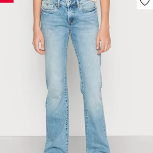 Low waist jenss  - Säljer dessa aldrig används jeans! Lowwaist och lite bootcut/raka. Säljer då de är lite små på mig men orkade ej skicka tillbaka. Nypris 1000 kr o mitt pris 400