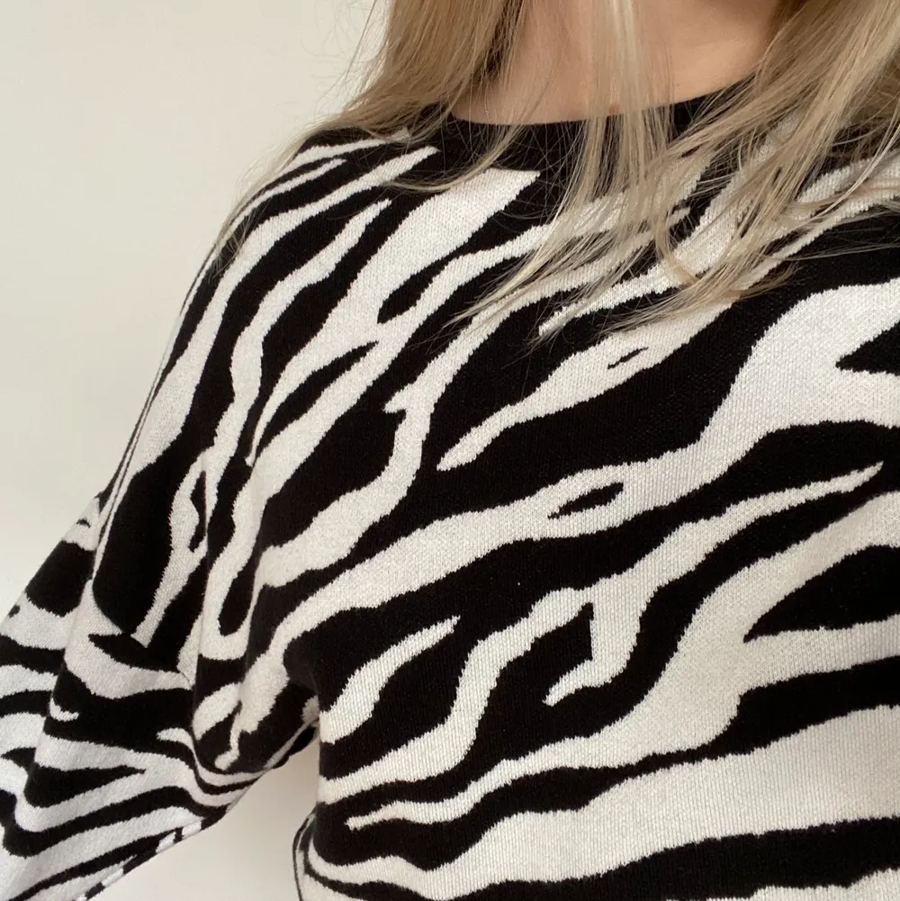 Tröja med why fint zebramönster från Gina Tricot som har en unik och fin passform! 🦓. Tröjor & Koftor.