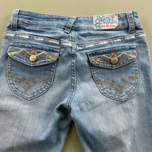 Snyggaste jeansen - Perfekta ljusblå lågmidjade jeans med massa coola detaljer. Jättecoola fickor bak och de har olika sömmar i olika färger. Märker är onado jeans.