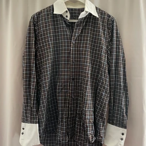 Rutig skjorta - Rutig vintage dquared skjorta med vita detaljer i One Size, passar S/M/L 😄 200kr + frakt men priset kan diskuteras! 