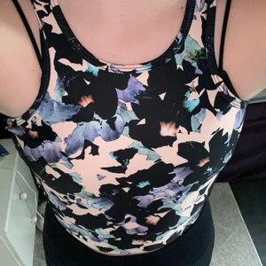 Stronger topp  - Jag säljer en fin stronger topp. Den är i bra skick och nästan oanvänd. Tror inte den finns kvar på strongers hemsida.