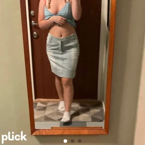 Jeans kjol - Köpt second hand. Jätte skön och fint material. Skriv privat för fler bilder/frågor. Köparen står för frakten!💕