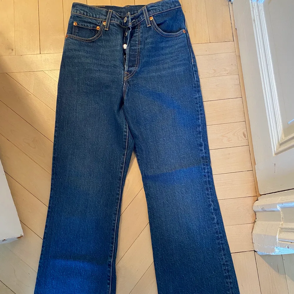 Såå fina Levis jeans i bootcut-modell💛💛💛De kommer tyvärr inte till användning, och är i princip oanvända!. Jeans & Byxor.