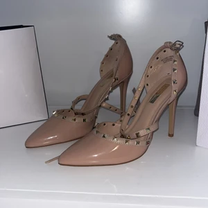 Valnetino - Säljer dessa valentino lookalikes från primark, snarlika valentino klackskorna aldrig använda utan bara använt som prydnad! Dessa är i storlek 39💕