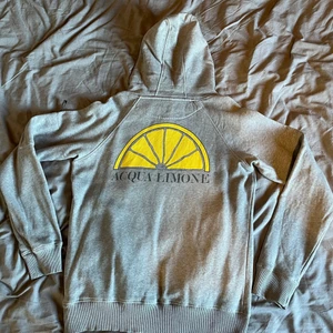 Aqua Limone Hoodie - Grå hoodie från Aqua Limone i storlek M. Tröjan är inte använd så många gånger och den är i bra skick. Nypris ca 1100 kr.
