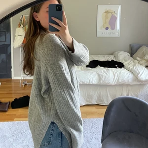 Mysig tröja från HM - Grå stickad tröja från HM med en slit på sidan, lappen kvar då den aldrig är använd! 💓 OBS!! Tryck ej på köp direkt (skriv till mig privat)