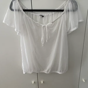 Vit pösig topp, strl s/m - Köpt på second hand med bortklippt tagg för 100kr. Obs köparen står för frakt.