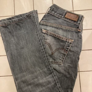 Levis lågmidjade jeans  - Skitsnygga lågmidjade grå levis jeans i modellen ”eve” straight leg passar i längden på mig som är 165💕