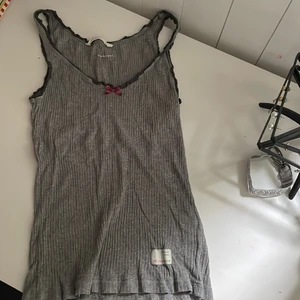 Grått odd molly linne  - Jag säljer ett grått odd Molly linne. Aldrig använt. Bra skick. Den är lång i modellen.