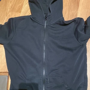 Peak performance zip hoodie  - En svart peak tröjan jag säljer för att den är för liten den är 8/10 skick OBS TRYCK INTE PÅ KÖP DIREKT !!!!