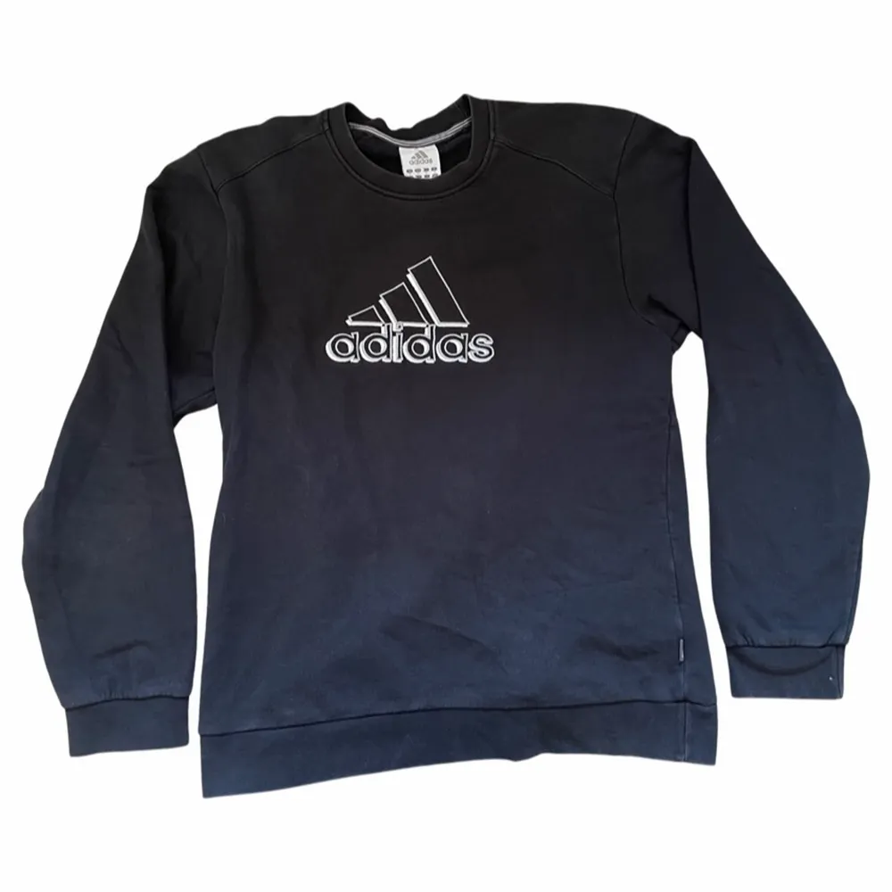 Vintage Adidas sweatshirt i storlek M. Inga defekter.. Hoodies.